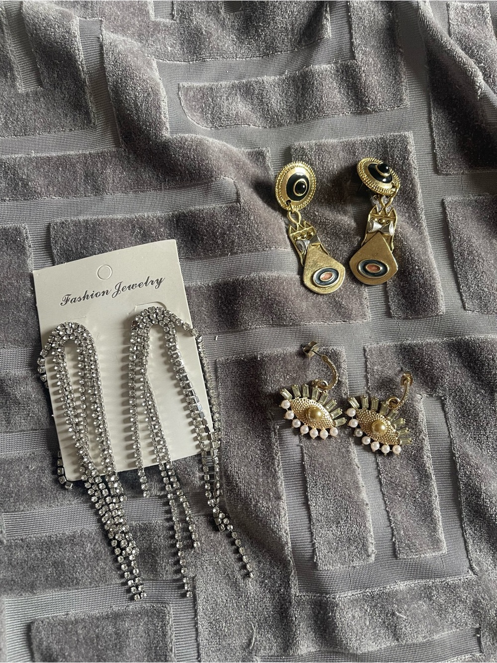 Bundle of various earrings